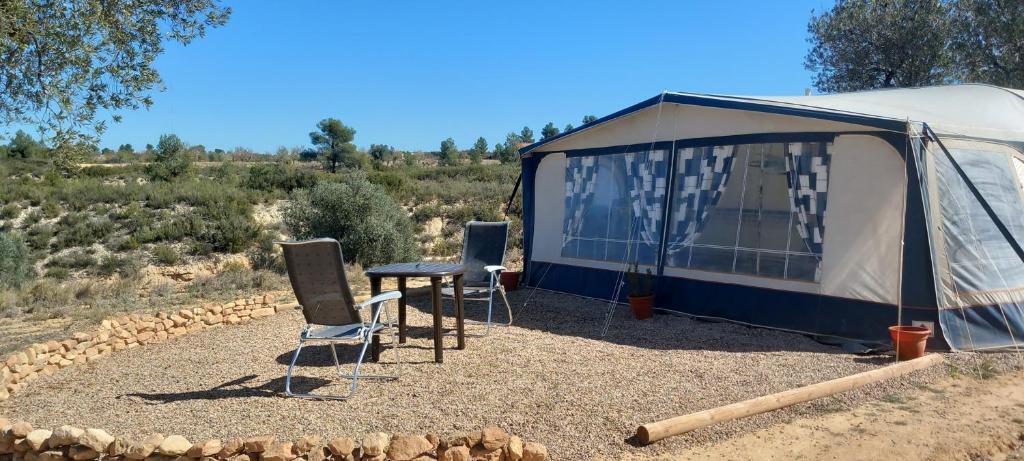 Het gebouw waarin de camping zich bevindt