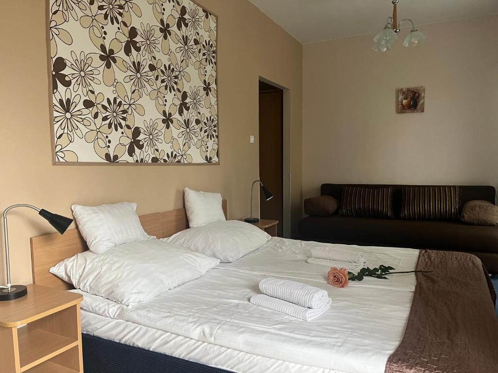 Postel nebo postele na pokoji v ubytování Hotel Rose City