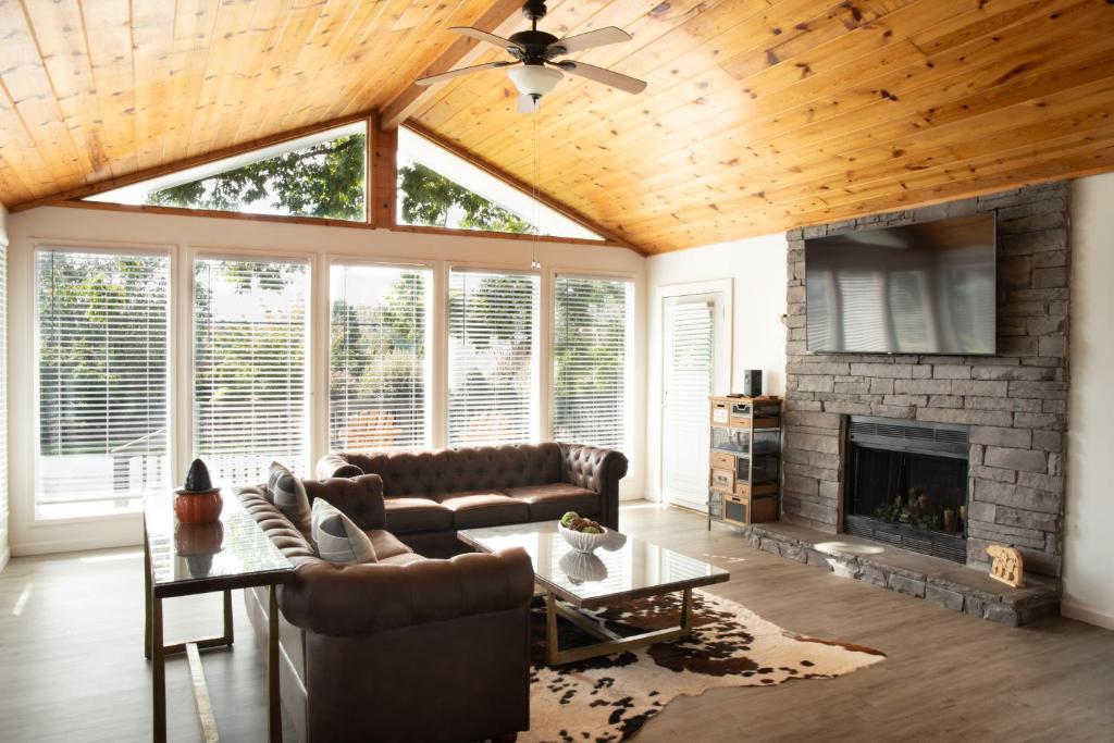 a living room with a couch and a fireplace at Modern Mountain - Welcoming House in Tennessee in Sevierville