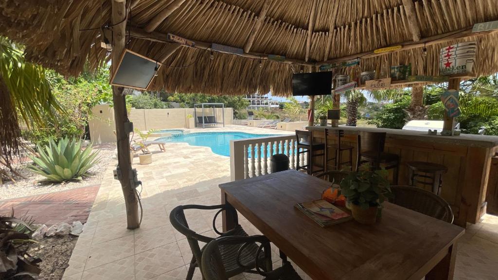 Bazén v ubytování PUUR! Appartementen Curaçao nebo v jeho okolí