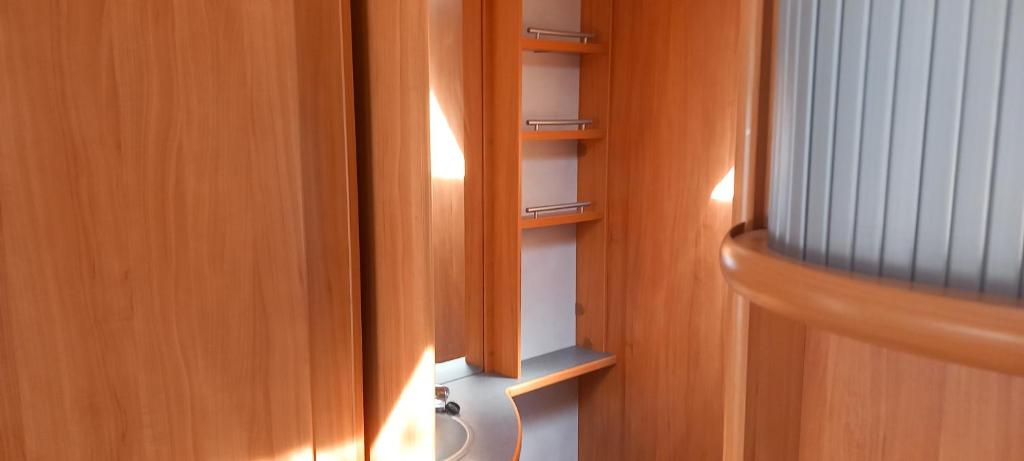een houten deur met een deurknop naast een raam bij Caravan Finca La Vida Rustica in Maella