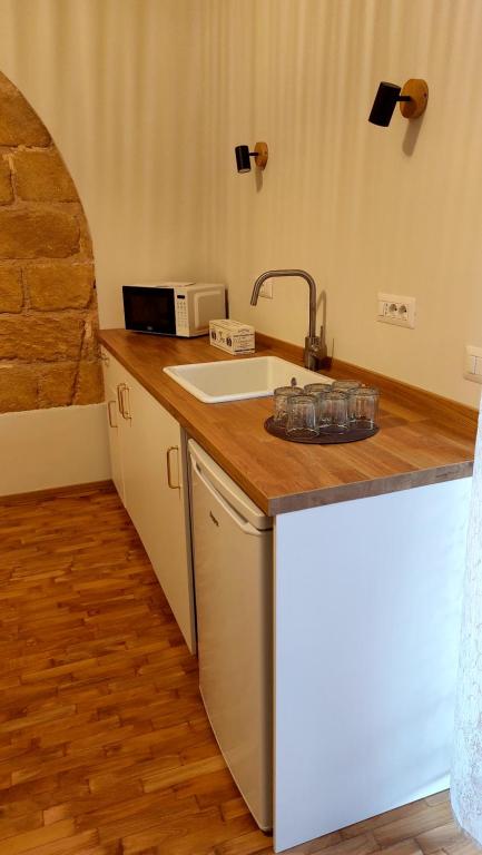 Kuchyň nebo kuchyňský kout v ubytování Namuri Comfortable Rooms