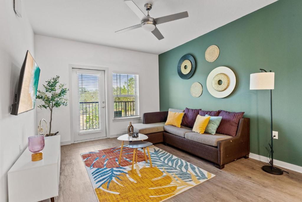 uma sala de estar com um sofá e uma mesa em Charming Oasis 10 Min to Parks Pets Allowed em Orlando