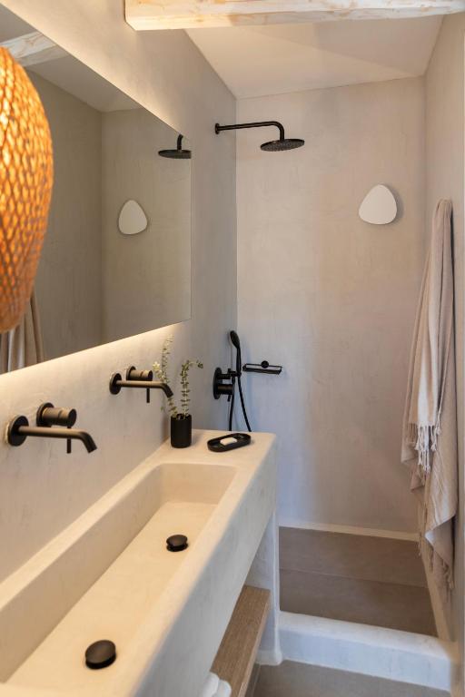 Koupelna v ubytování Frescoes Luxury Suites By KB Hospitality