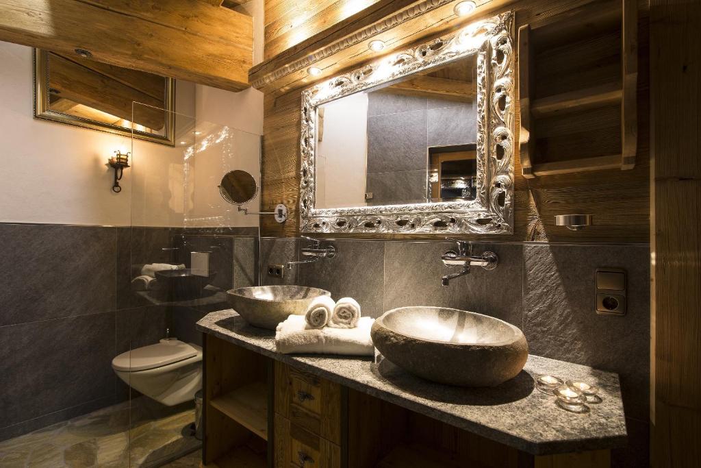 A bathroom at Luxus Chalet Bischofer- Bergwelt