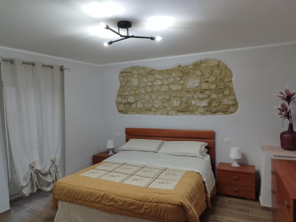1 dormitorio con 1 cama y ventilador de techo en Casa Vacanza "Marinella" en Sulmona