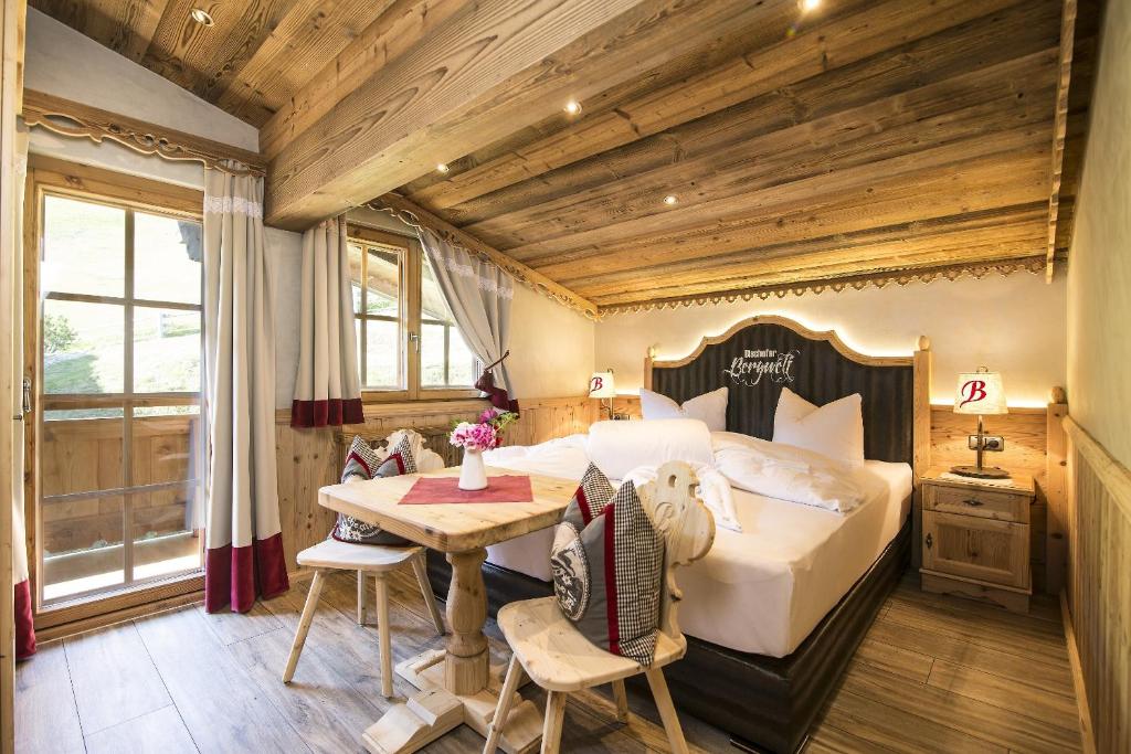 A bed or beds in a room at Luxus Chalet Bischofer- Bergwelt