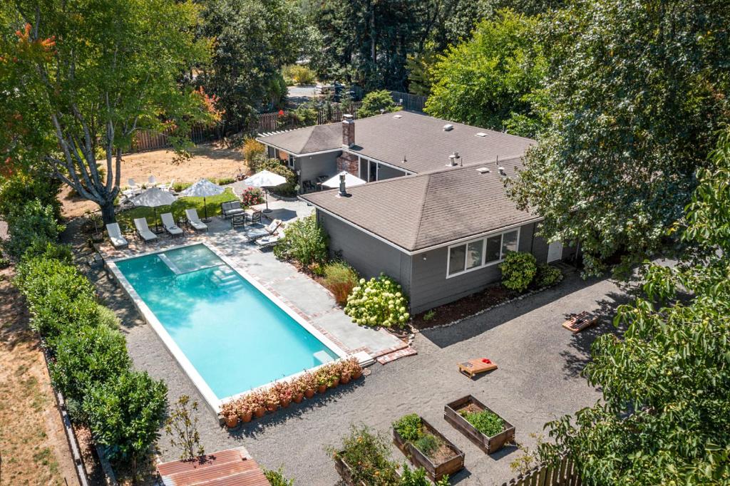 - une vue aérienne sur une maison avec une piscine dans l'établissement Five Oaks, à Forestville
