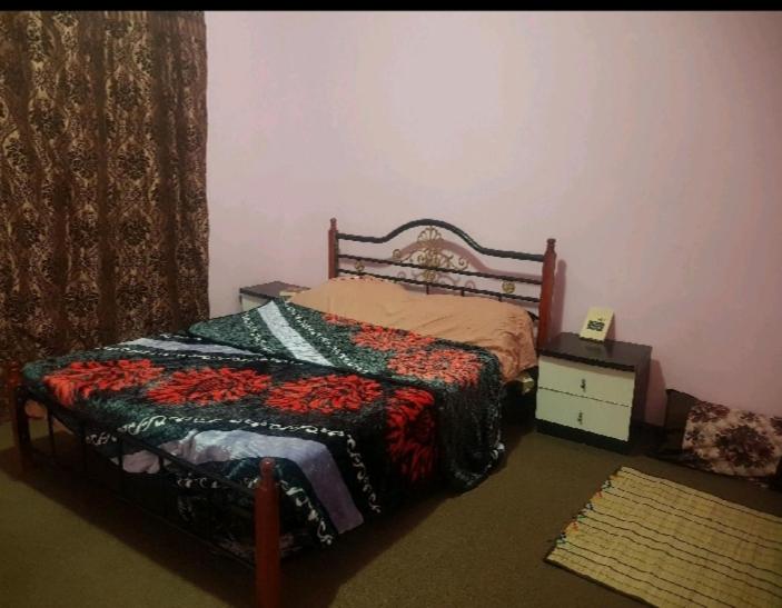 - une chambre avec un lit et une couette dans l'établissement Camping-Auberge Odette du Puigaudeau et Aziza, à Atar