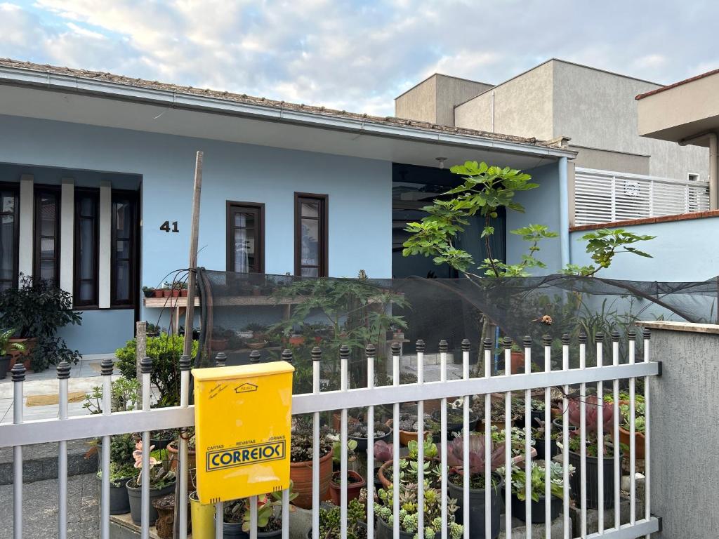 uma cerca branca em frente a uma casa em Casa das Suculentas em Jaraguá do Sul