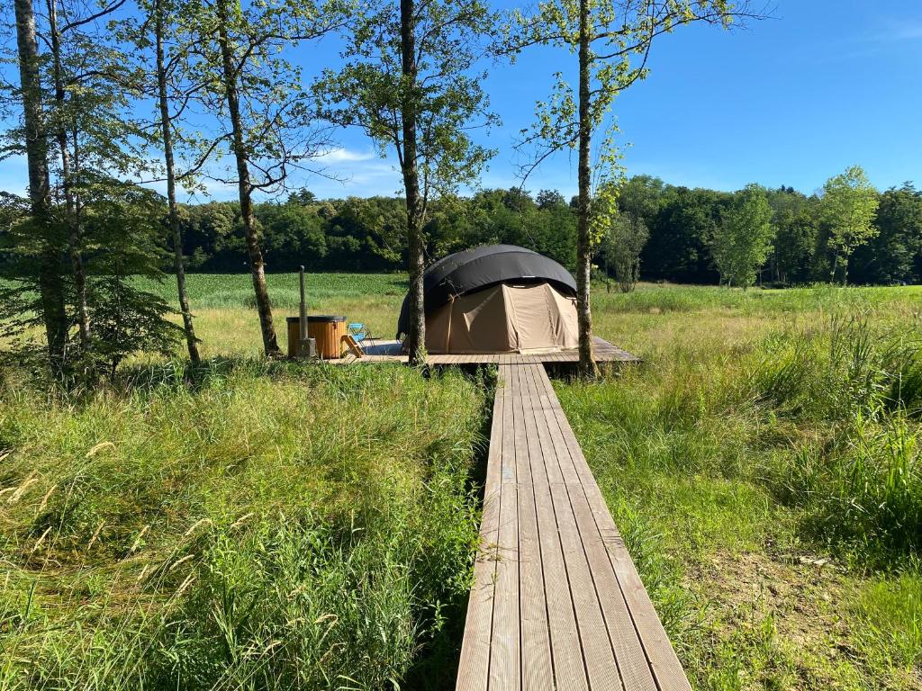 yurta en un puente de madera en un campo en Orion - A La Bul'étoile, en Loulans-Verchamp