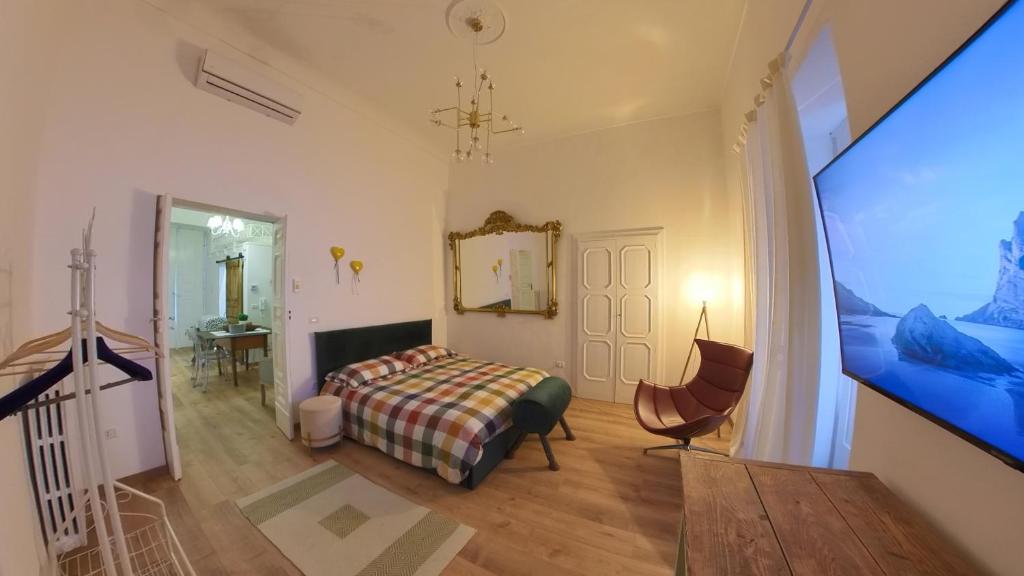 um quarto com uma cama e uma grande janela em Le Casette em Martina Franca