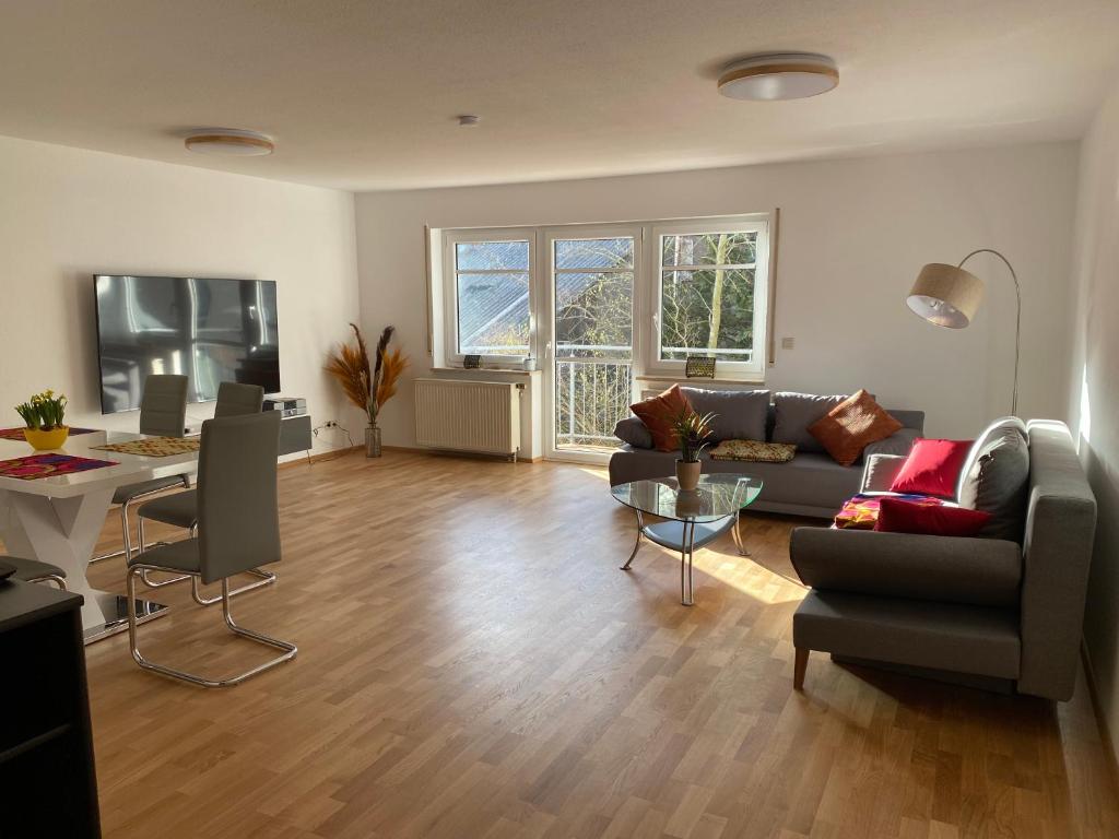 a living room with a couch and a table at Ferienwohnung am Obertor in Pfullendorf