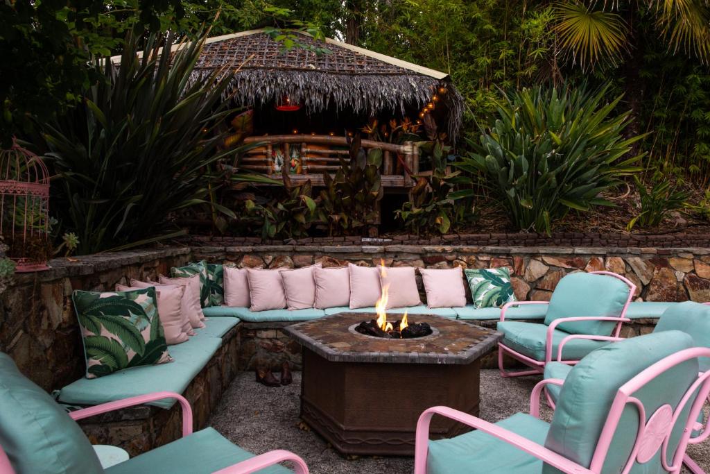 un patio con una hoguera con sillas y una mesa en Rocktop Lodge, en Forestville