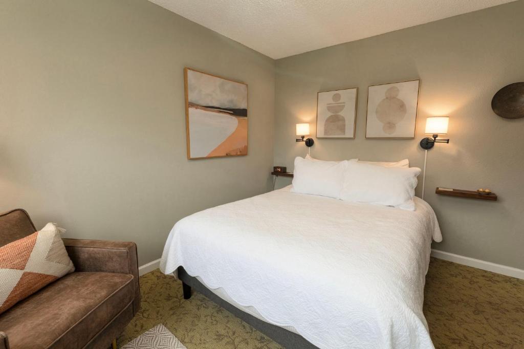 Trumpeter Inn - Deluxe Queen Room