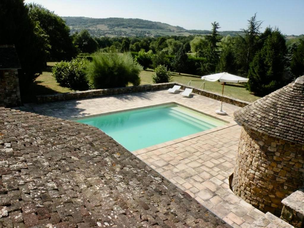 einen Pool in einem Garten mit einer Steinmauer in der Unterkunft gite seccotine in Saint-Mard-de-Vaux