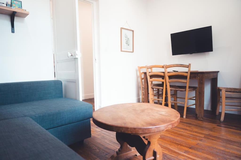 un salon avec un canapé et une table dans l'établissement Le Sauvignon, T2 de caractère avec jardin, à Tours