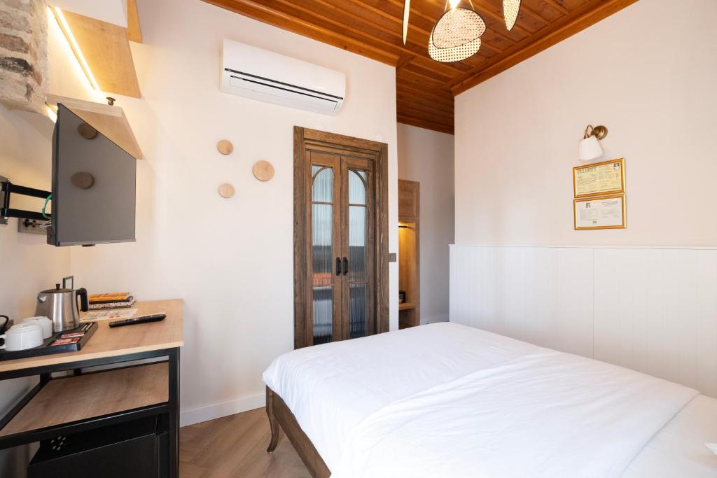Кровать или кровати в номере Saye Konak Hotel ' Kaleiçi&Oldtown'