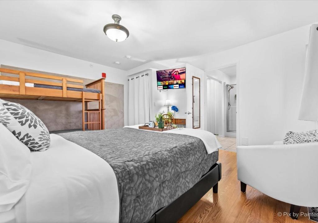 Postel nebo postele na pokoji v ubytování Harmony Inn, Huntley Illinois