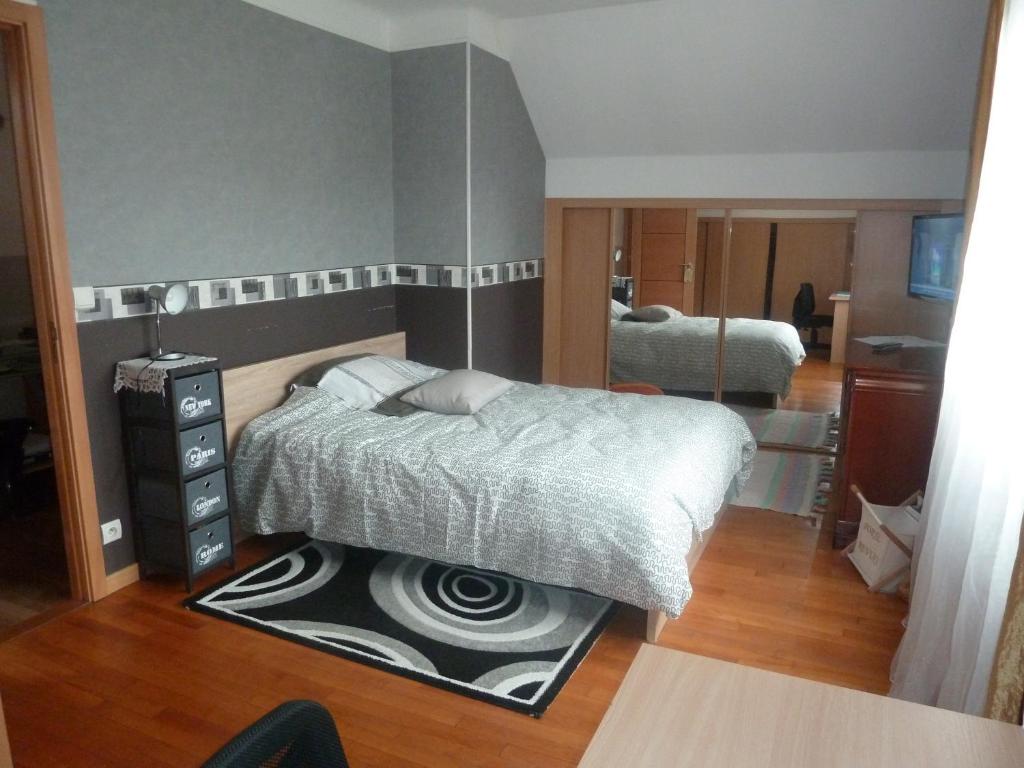 1 dormitorio con 1 cama en una habitación en Chambre Coquette, en Aulnay-sous-Bois