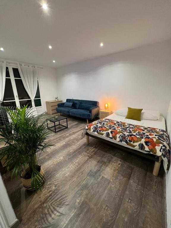 une chambre avec un lit et un canapé dans l'établissement Appartement Centre Ville Dea, à Ajaccio