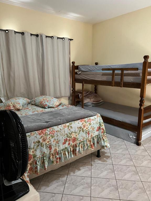 Zimmer mit 2 Etagenbetten und einem Vorhang in der Unterkunft Casa de Campo Domingos Martins in Domingos Martins