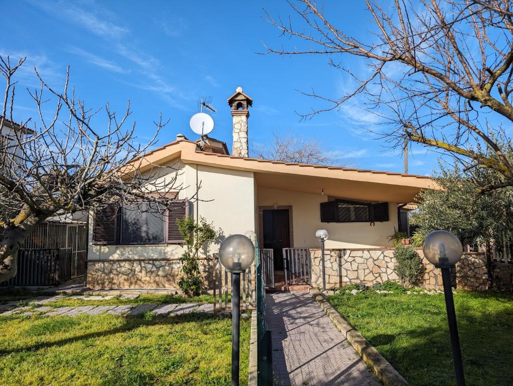 une maison avec deux feux de rue devant elle dans l'établissement La Villetta del Gelso bianco, à Aprilia