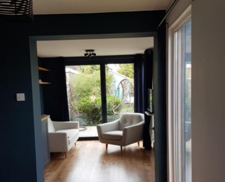 un soggiorno con due sedie e una finestra di Recently extended garden apartment near JR and Oxford a Oxford