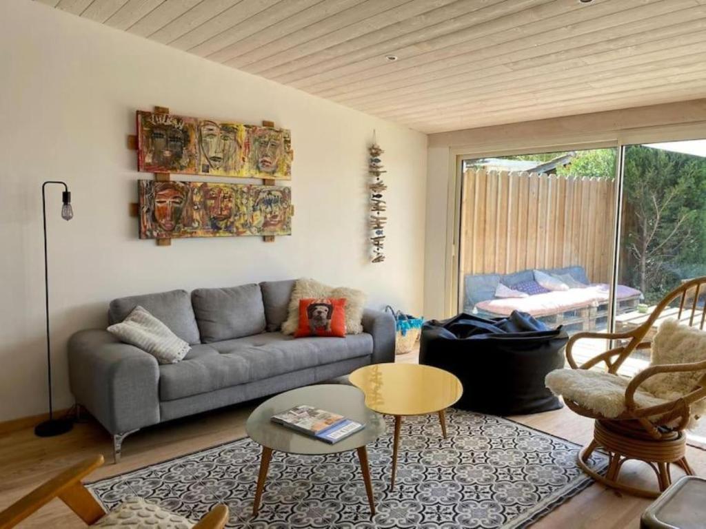un salon avec un canapé et une table dans l'établissement Maison de vacances pour 2, 6 ou 10 personnes, à Lège-Cap-Ferret