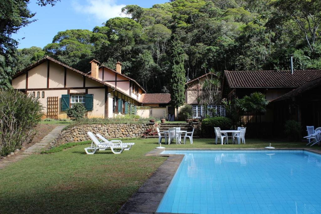 una casa con piscina en el patio en Casa do Fachoalto, en Petrópolis