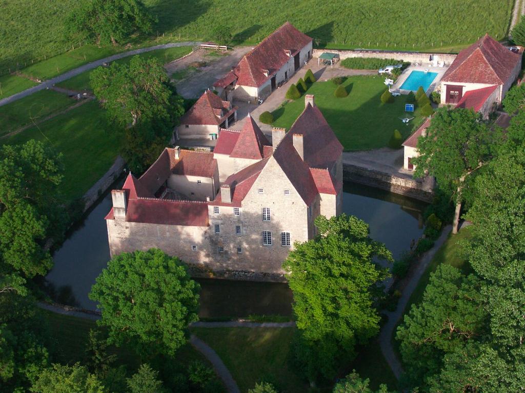 - une vue aérienne sur un château au milieu d'un lac dans l'établissement Le Château de la Mothe de Vicq, à Vicq