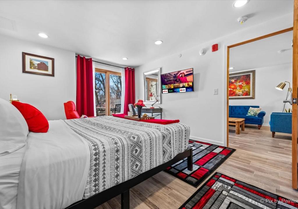 una camera da letto con un grande letto con cuscini rossi di Harmony Inn, Huntley Illinois a Huntley