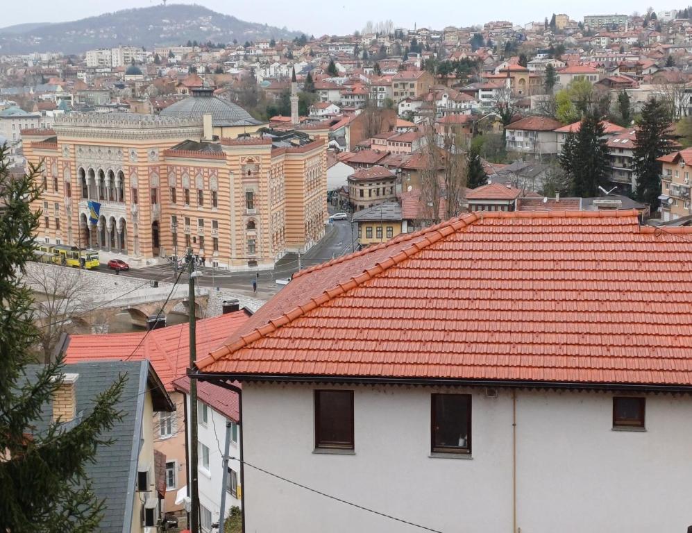 Nespecifikovaný výhled na destinaci Sarajevo nebo výhled na město při pohledu z penzionu