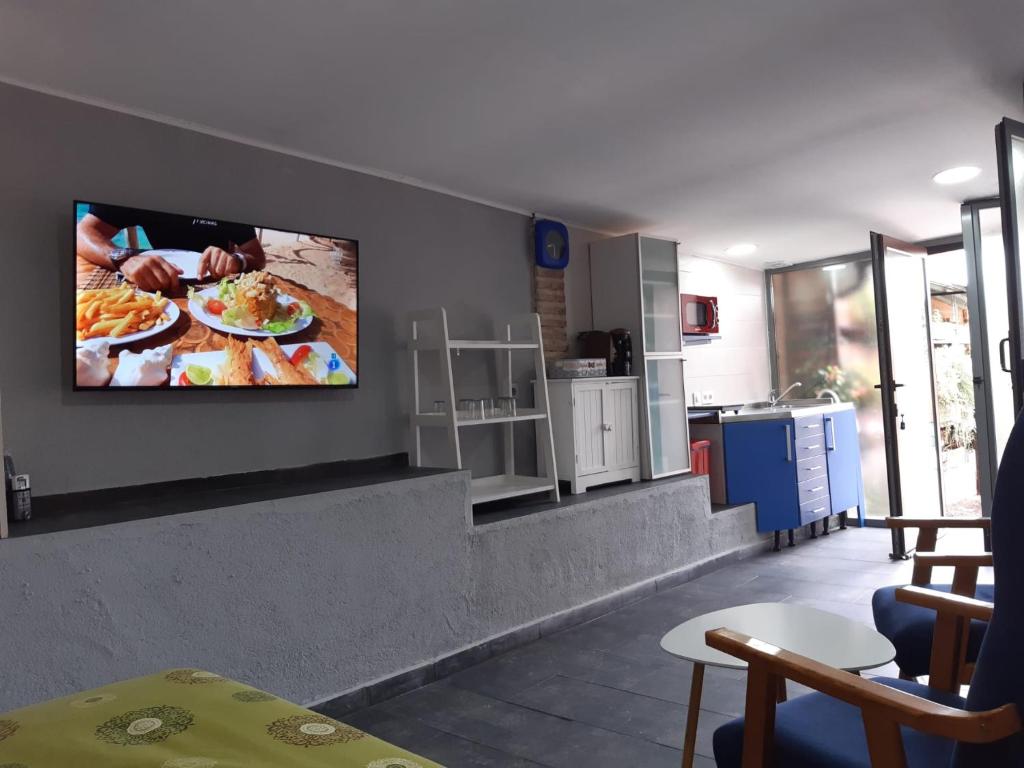A television and/or entertainment centre at El Rincón de los Patos 1