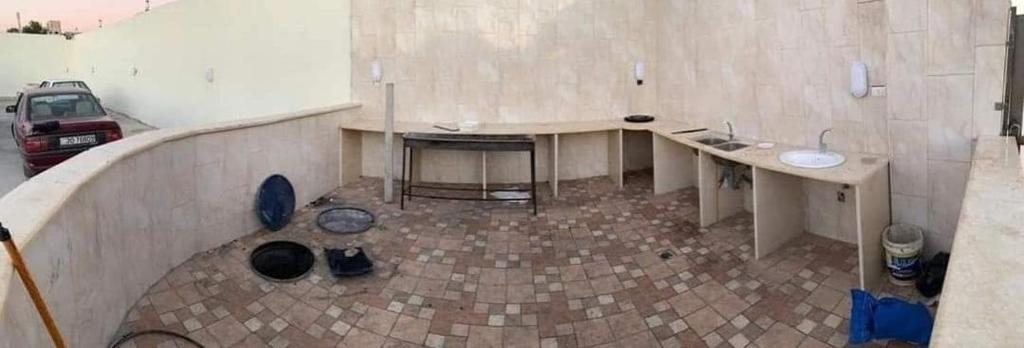 bagno con lavandino e servizi igienici in camera di شالية ومزرعة ضوء القمر a Umm el ‘Amad