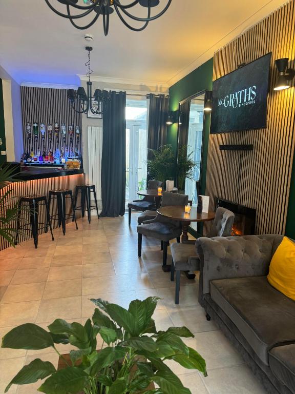 McGraths Hotel & Public Bar - Resim 5