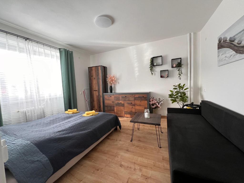 una camera con un letto e un tavolo di Apartman “Timravy” a Martin