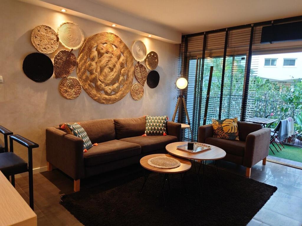 uma sala de estar com um sofá e uma mesa em SUNRISE & SUNSET PALM BEACH CROISETTE em Cannes