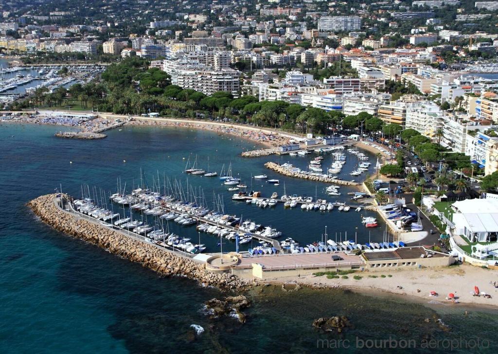 une vue aérienne d'un port avec des bateaux dans l'eau dans l'établissement SUNRISE & SUNSET PALM BEACH CROISETTE, à Cannes