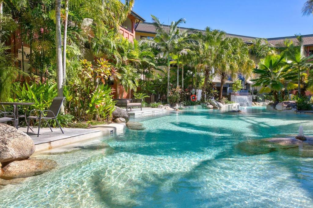 Postcard Perfect - Cairns Nine Pool Tropical Oasis في Westcourt: مسبح بمياه زرقاء في منتجع