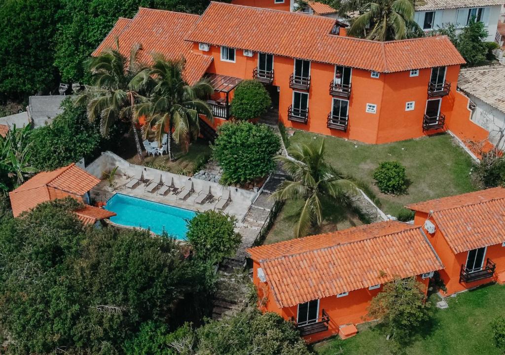 una vista aérea de una casa con piscina en Calador Búzios Hotel, en Búzios