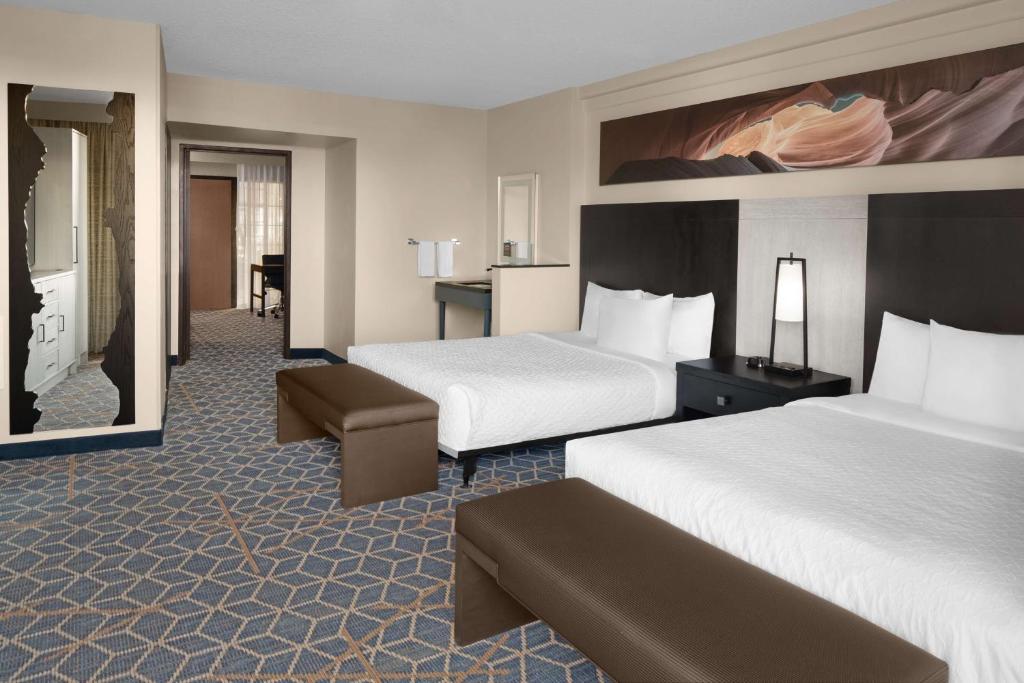 Postel nebo postele na pokoji v ubytování Embassy Suites by Hilton Phoenix Biltmore