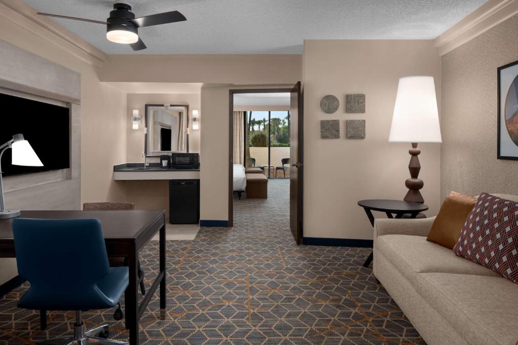 Posezení v ubytování Embassy Suites by Hilton Phoenix Biltmore