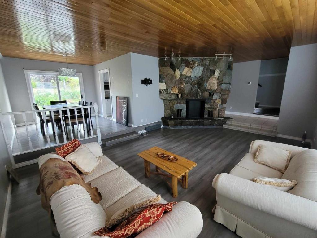 Specious Kamloops House for relaxation with great view in prestigious