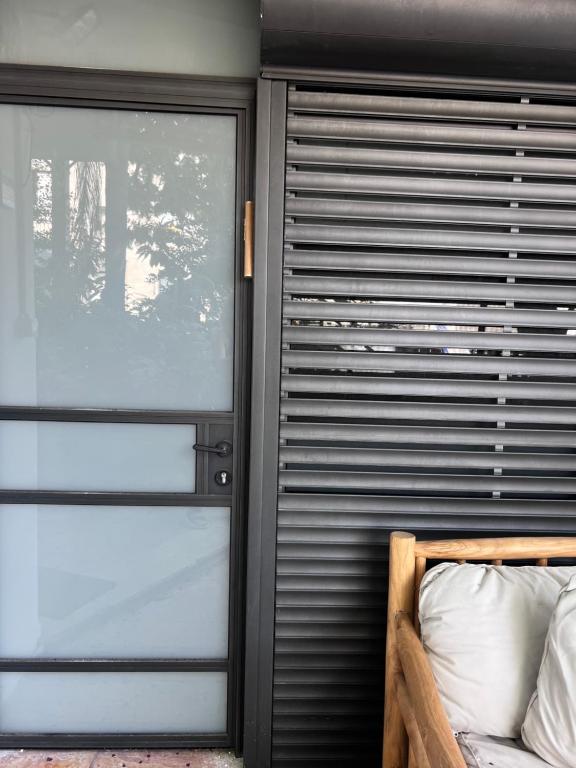 ein Schlafzimmer mit einem Bett und einem großen Fenster in der Unterkunft Saloniky Garden in Cholon