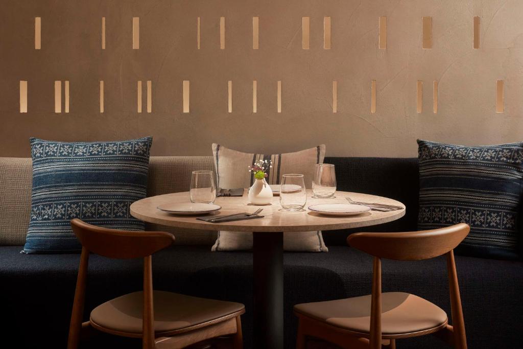 A seating area at NH Madrid Lagasca