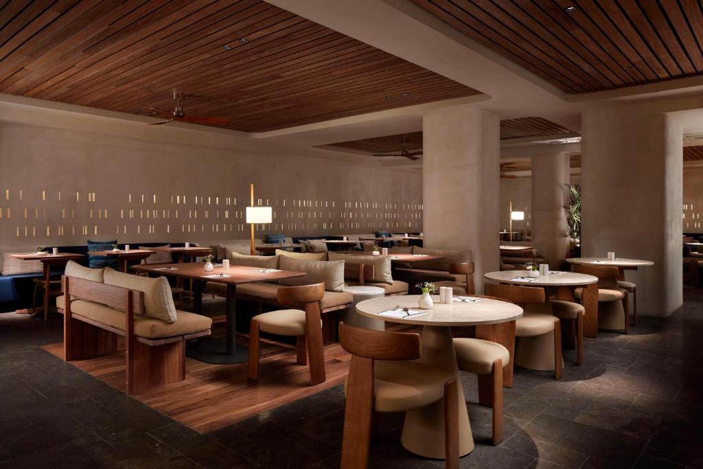A restaurant or other place to eat at NH Madrid Lagasca
