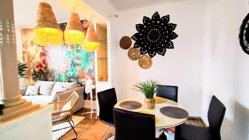 ein Wohnzimmer mit einem Tisch und Stühlen in der Unterkunft KOSY Spa, Les Princes in Cannes