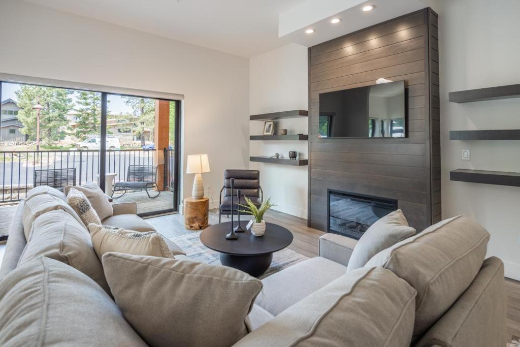 A seating area at Suncadia Trailhead 2 Condo 209