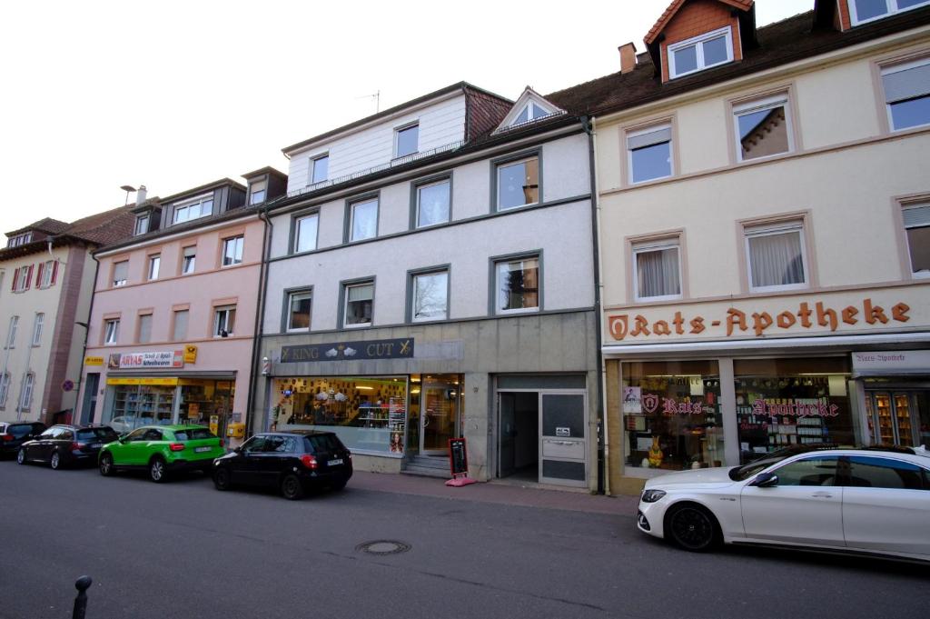 una calle con coches estacionados frente a los edificios en Apartment Scholl- Eutingen-Pforzheim, en Pforzheim